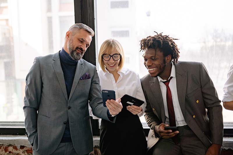 Razones por las que Su Negocio Necesita una Presencia en Línea Sólida